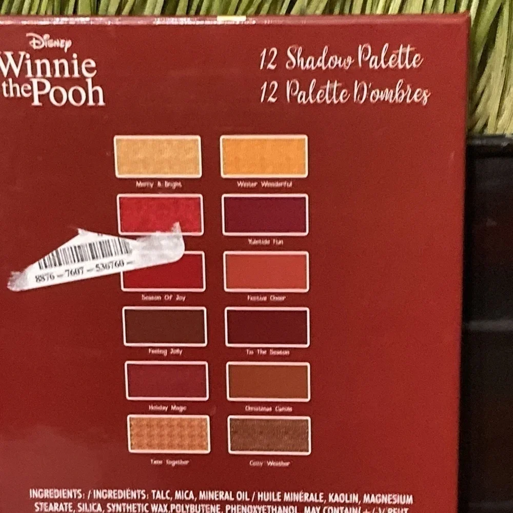 WINNIE THE POOH EYESHADOW CHRISTMAS HOLIDAY PALLETTE with MIRROR